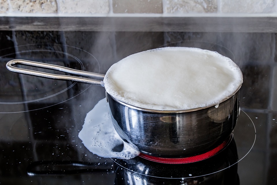 milch-kocht-ueber-cerandfeld-reiniger-hausmittel-hilft